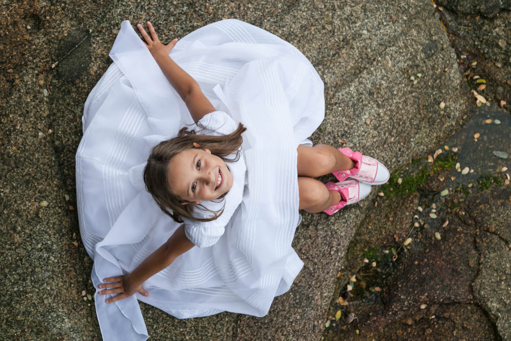 Fotografía cenital creativa de niña vestida de comunión.