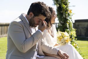 Pareja abrazándose en un momento tierno. Fotógrafo boda Vigo.