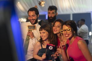 Grupo de amigos y novios posando sonrientes. Fotografía bodas Vigo.